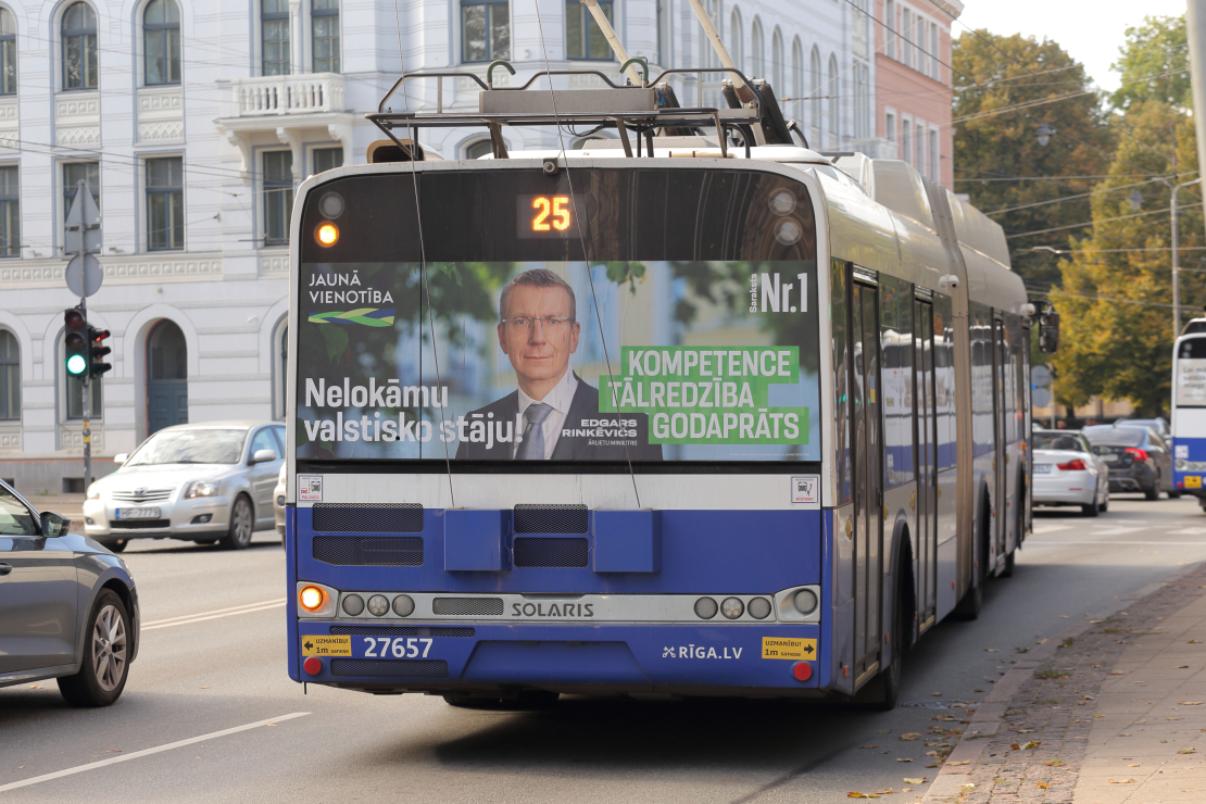 Edgars Rinkēvičs. 1. Jaunā Vienotība, 14. Saeimas vēlēšanas. Partijas reklāma uz 25. trolejbusa.