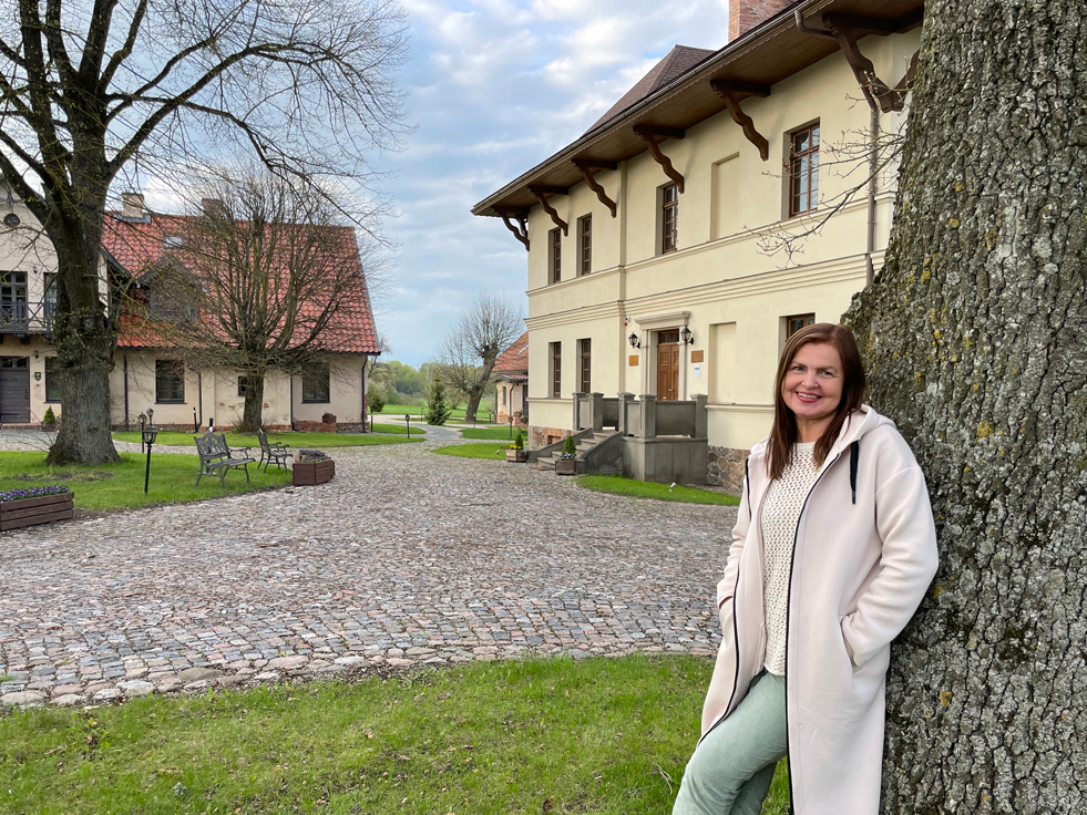 Iveta Burkāne ar vīra Āra atbalstu Mazmežotnes muižas apbūvi no grausta atjaunojusi par izcilu viesnīcu ar SPA, plašām saietu telpām un krāšņu dārzu.