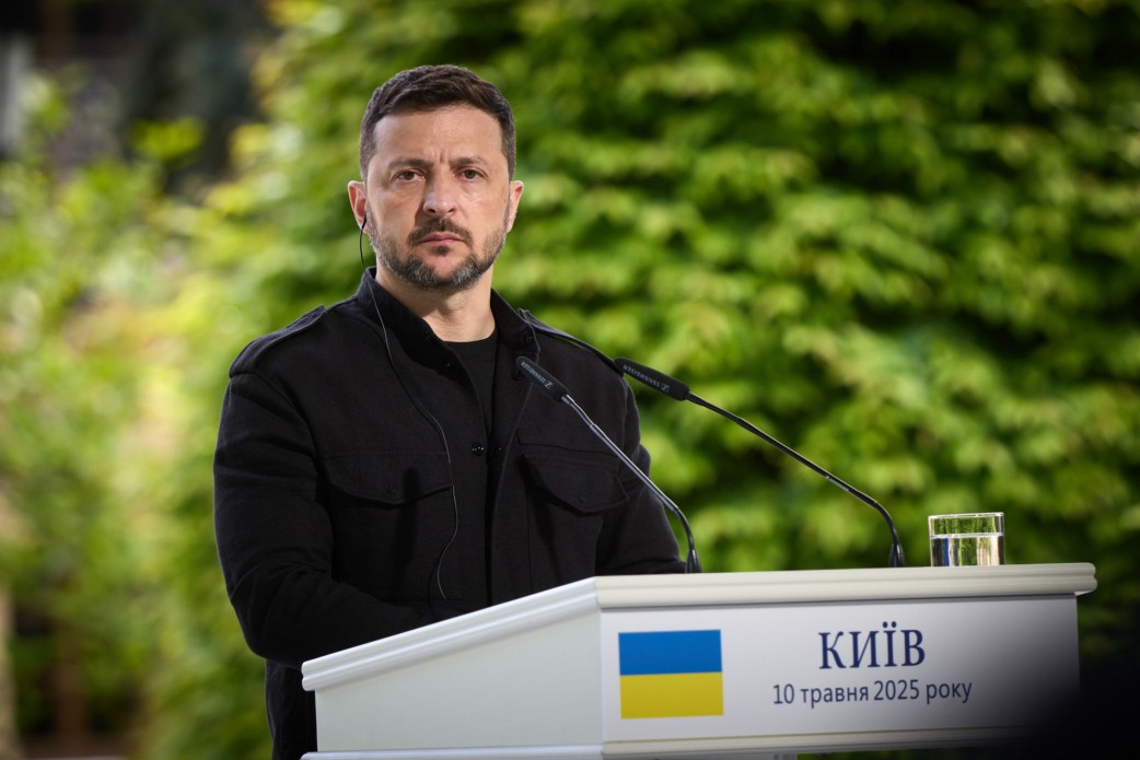 Zelenskis paziņoja, ka pagaidām vēl neesot galīgi izlēmis par aizsardzības ministra amata kandidātu.