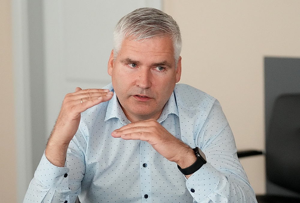 AS "Rīgas siltums" valdes priekšsēdētājs Ilvars Pētersons: "Nav videi un iedzīvotājiem draudzīgāka risinājuma, kā efektīvi izmantot jau saražoto siltumenerģiju. Tomēr līdzšinējais tarifa aprēķina modelis termoelektrocentrāļu saražotai siltumenerģijai ir novecojis. Ļoti ceram, ka "Latvenergo" un Sabiedrisko pakalpojumu regulēšanas komisija atradīs mūsdienu vides un drošības prioritātēm atbilstošāku tarifa aprēķina modeli."