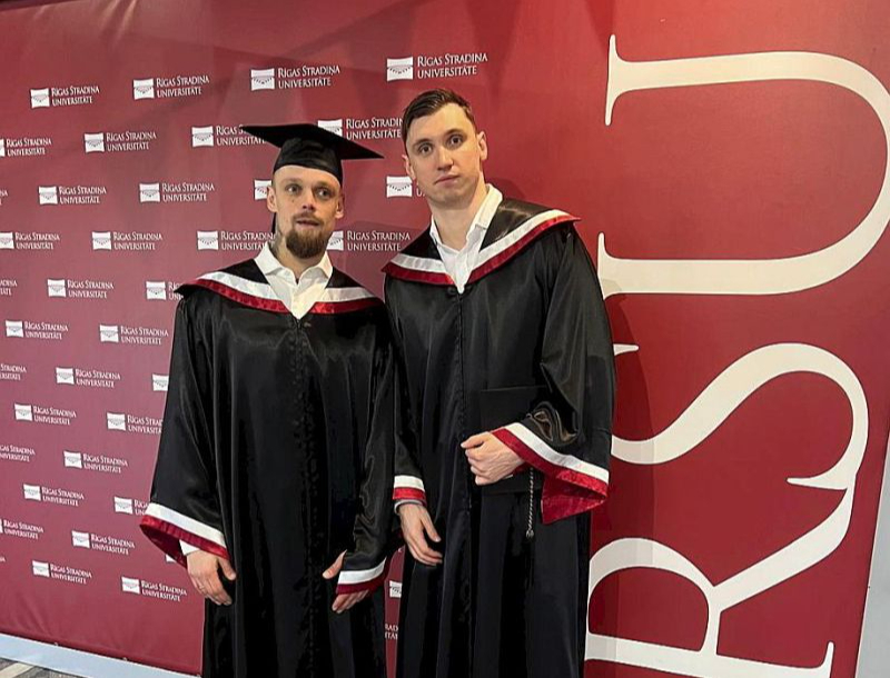 Krišs Grundmanis (no labās) un Roberts Jekimovs – plecu pie pleca bija bērnībā hokeja laukumā un abi arī sekmīgi absolvēja fizioterapijas studijas RSU Latvijas Sporta pedagoģijas akadēmijā.