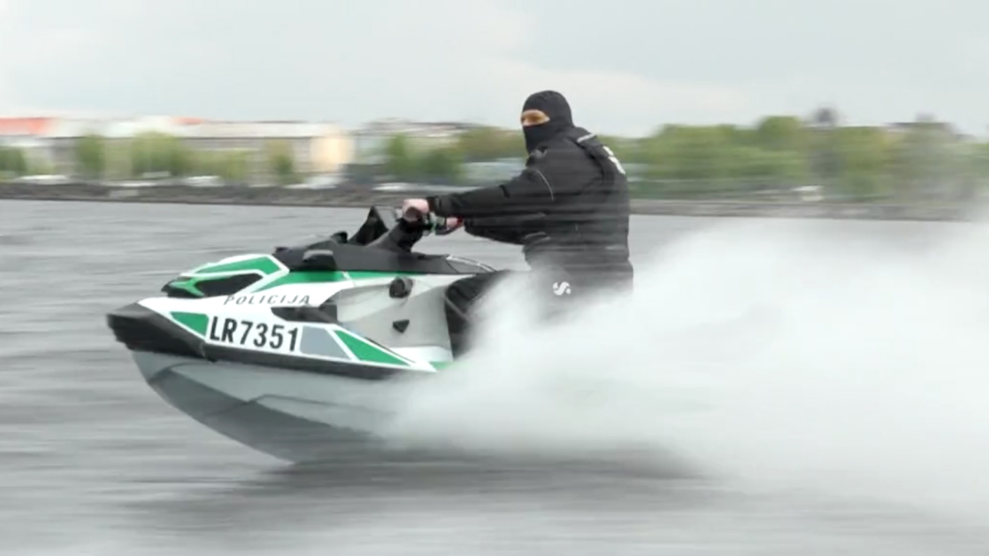 Vēl viens šīs sezonas jaunums ir ātrs un manevrētspējīgs ūdens motocikls.