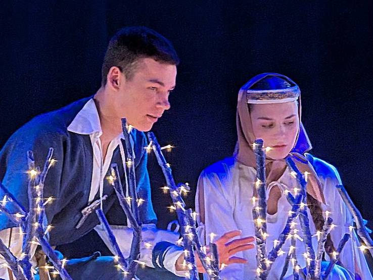 Skats no "Gada izrādes 2024" – Neatkarīgā jauniešu teātra iestudētās "Pūt, vējiņi" (režisors Mikus Krastiņš).