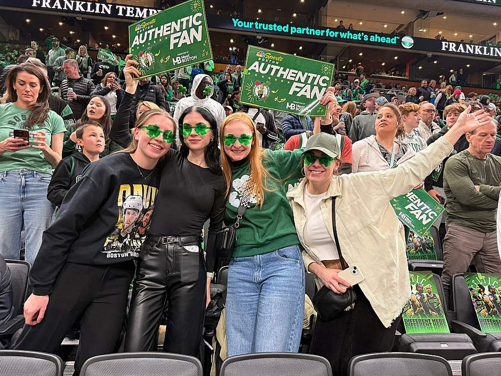 "Uzmini nu! SPB" komandas meitenes izbauda "Celtics" spēli.