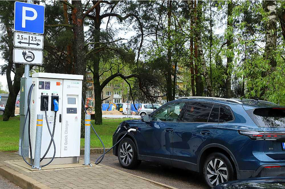 "E-mobi" stacijās, atšķirībā no citām, jāmaksā nevis par patērētājām kWh, bet par uzlādei pavadīto laiku. Tas mudina autovadītāju ātrāk uzlādēt bateriju un dod vietu citam.