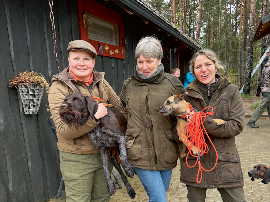 Kopā ar suņu cilvēkiem – Ilzi un Alīnu. Drātiņam dikti nepatīk ideja par opiņā!