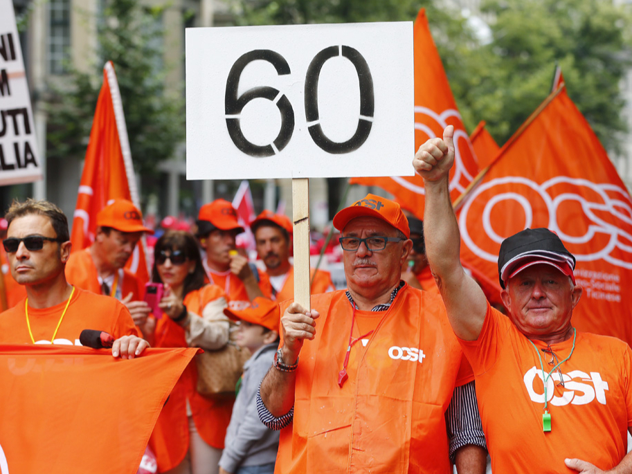 Šveices celtnieki demonstrācijas laikā Cīrihē pieprasa samazināt pensionēšanās vecumu līdz 60 gadiem.