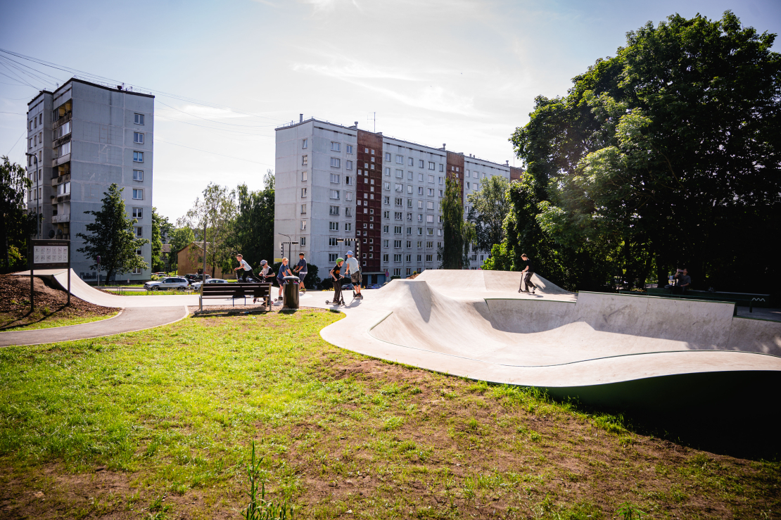 Skeitparks Vecmīlgrāvī. Daudzdzīvokļu nams.
