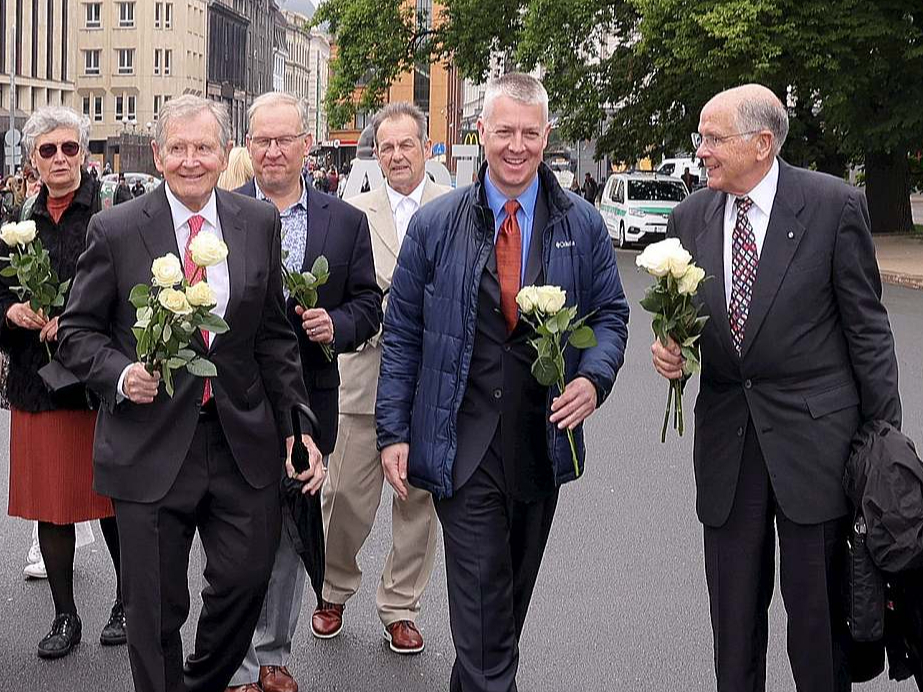 Kristaps Zariņš (no kreisās), Aleksandrs Kalniņš un Bertrams Zariņš Latviešu ārstu kongresa norises dienās pie Brīvības pieminekļa Rīgā nolika ziedus.