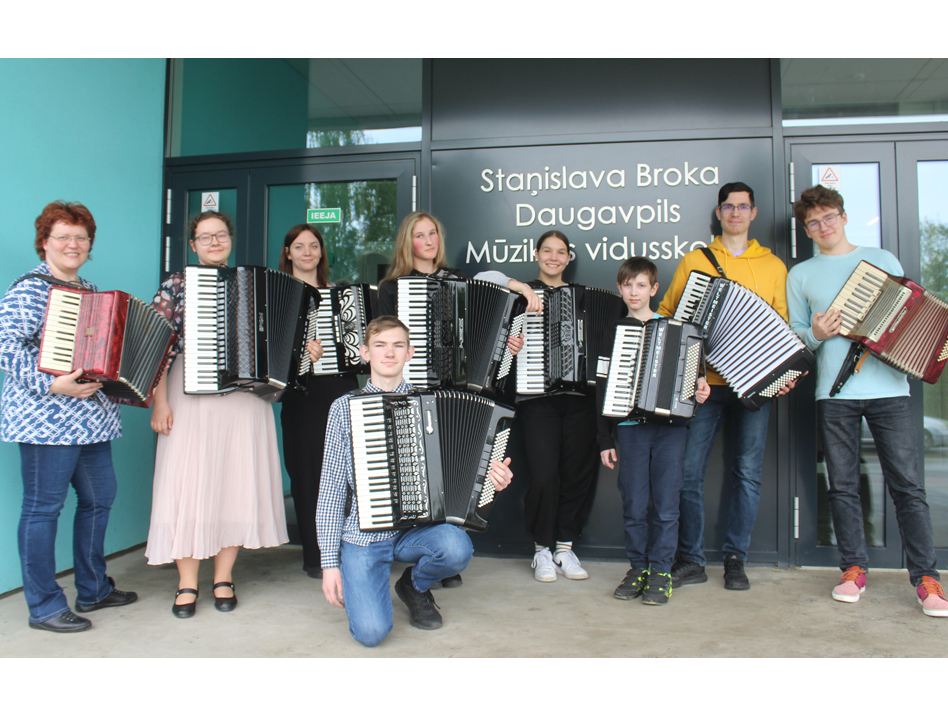 Staņislava Broka Daugavpils mūzikas vidusskolas akordeonistu orķestra
dalībnieki. Pirmā no kreisās skolotāja Tatjana Saratova.