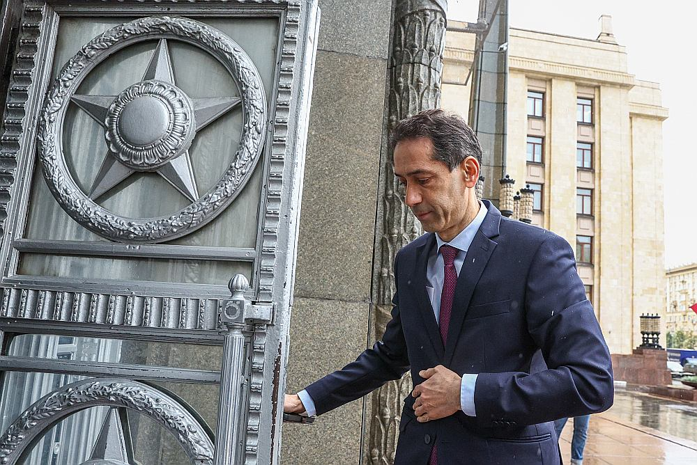 Azerbaidžānas vēstnieks Rahmans Mustafajevs otrdien ierodas uz sarunām Krievijas Ārlietu ministrijā. Pēdējās dienās abu valstu attiecībās valda saspīlējums.