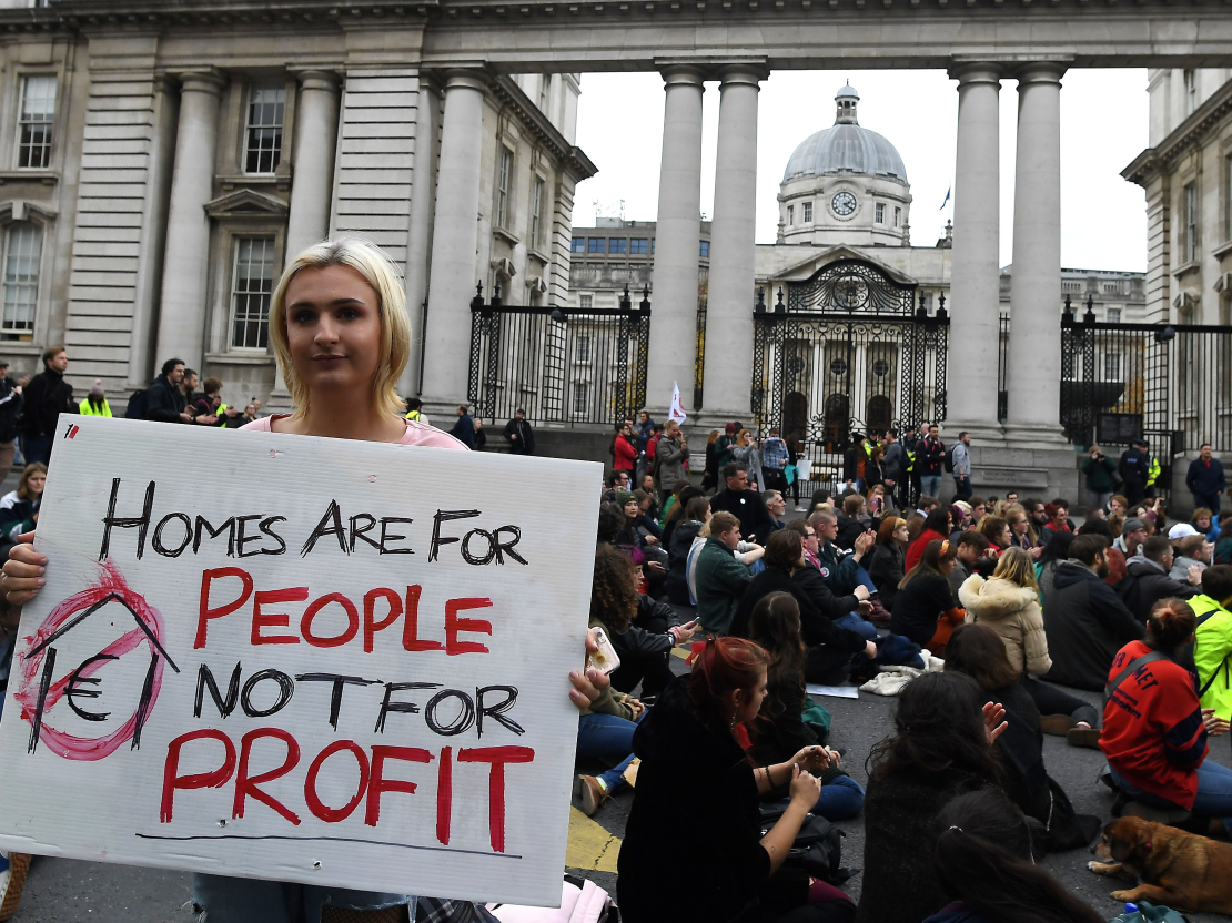 Īrijas galvaspilsētā Dublinā iedzīvotāji protestē pret mājokļu nepieejamību. Plakāts vēsta: “Mājas ir cilvēkiem, nevis peļņai!” Īrija ir viena no Eiropas valstīm, kur pēdējo desmit
gadu laikā strauji augušas mājokļu cenas.