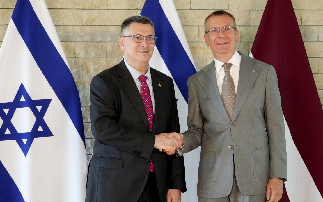 Valsts prezidents Edgars Rinkēvičs (no labās) un Izraēlas ārlietu ministrs Gideons Sārs tikšanās laikā Jūrmalas rezidencē.