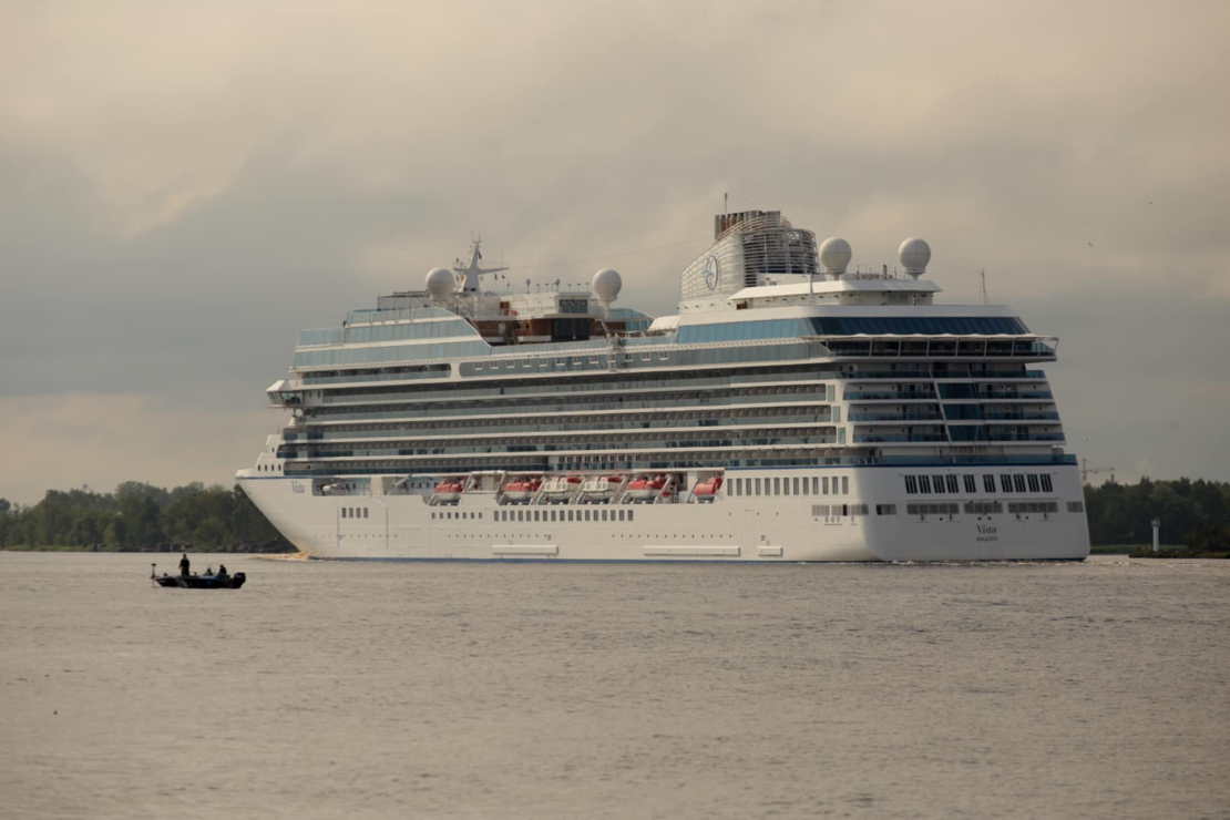 Kruīza kuģis "Oceania Vista" Rīgā.