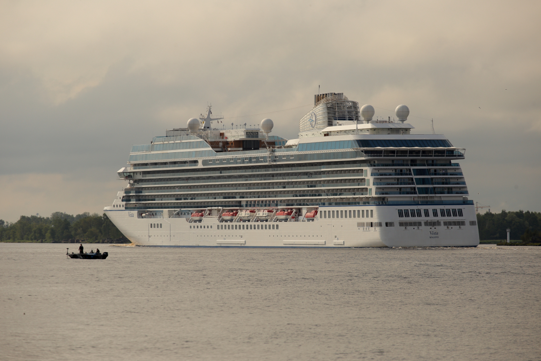 Kruīza kuģis "Oceania Vista" Rīgā.