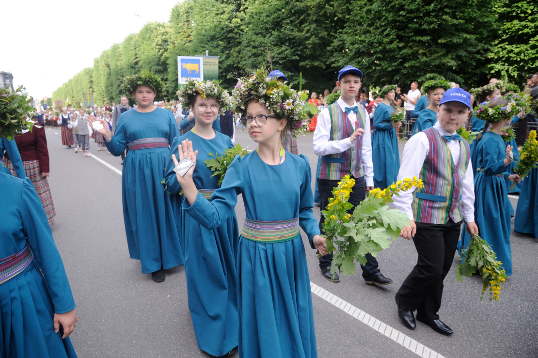 Skolu jaunatnes dziesmu un deju svētku gājiens.