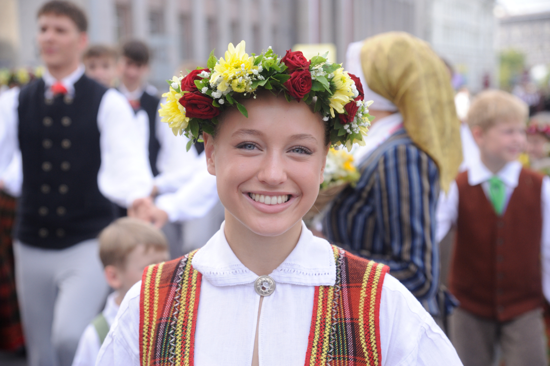 Skolu jaunatnes dziesmu un deju svētku gājiens.