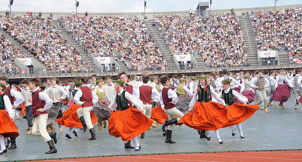 Deju svētku dalībnieki rāda savas prasmes Daugavas stadionā.