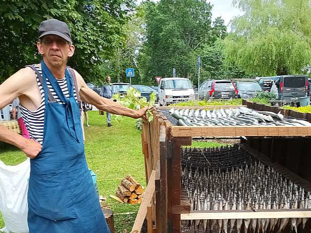 Zivju kūpināšanas meistars Armands Bartušēvics īsi pirms kūpinātavas "palaišanas" Zvejnieksvētkos Lapmežciemā.