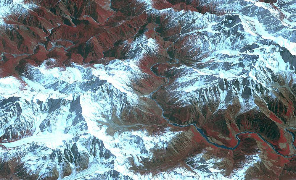 Skats uz Jarlunas kanjonu Tibetā no Zemes orbītas. Šo upi uzskata par augstāko pasaulē, jo tās straume plūst ap 5000 metru augstumā virs jūras līmeņa.