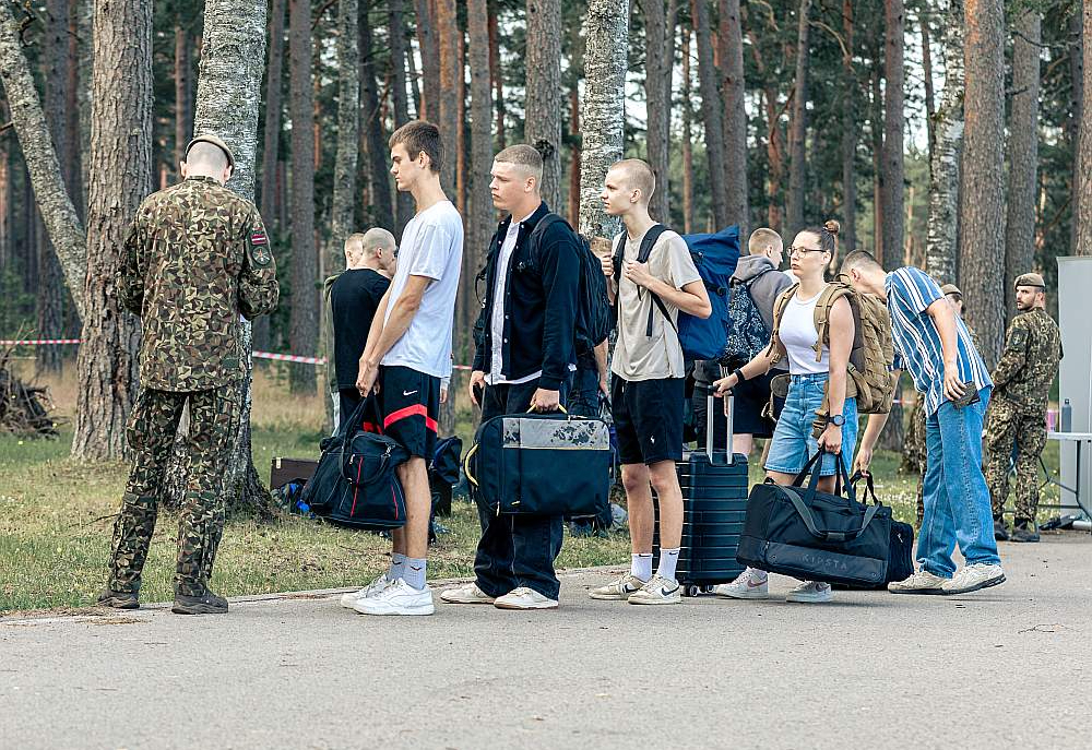 No 757 jauniešiem, kas uzsākuši dienestu, 571 jeb 75% brīvprātīgi pieteikušies dienestā, bet pārējie iesaukti atlasē pēc nejaušības principa.