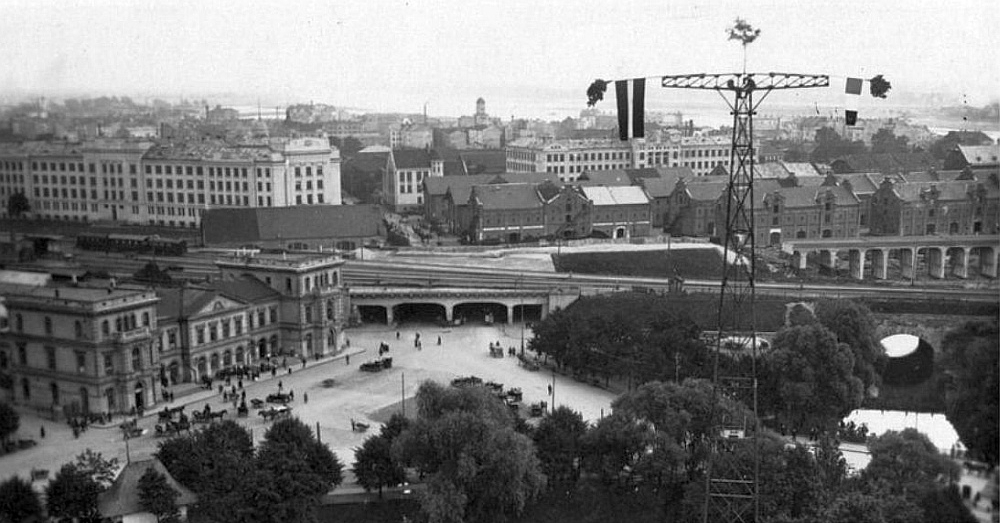 Karogotais Rīgas radiotornis.