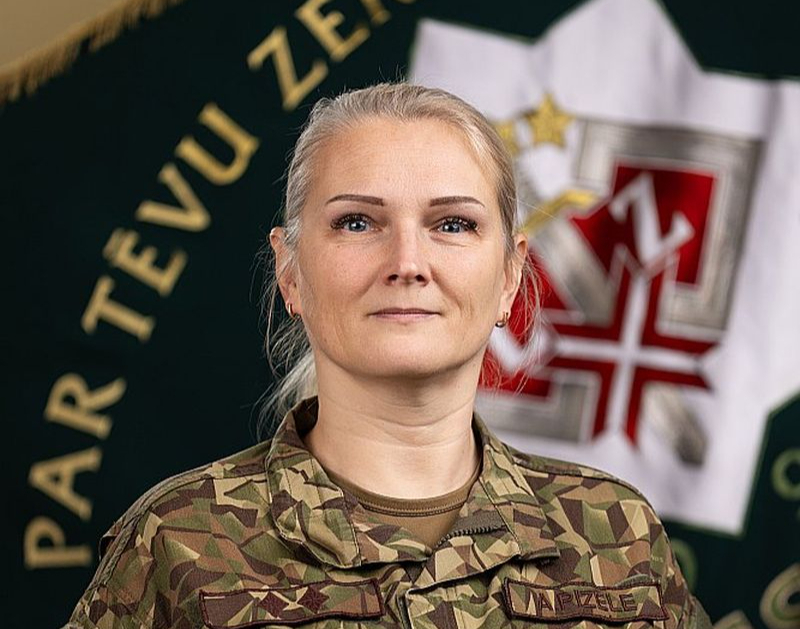 Anita Pizele: "Pēc Aizsardzības koledžas pabeigšanas viena kolēģe man jautāja, ko tu darīsi, kad tev iedos komandēt bataljonu. Teicu – apsēdīšos, izpētīšu, kas ir manā atbildībā, un tad aizsargāšu to teritoriju."