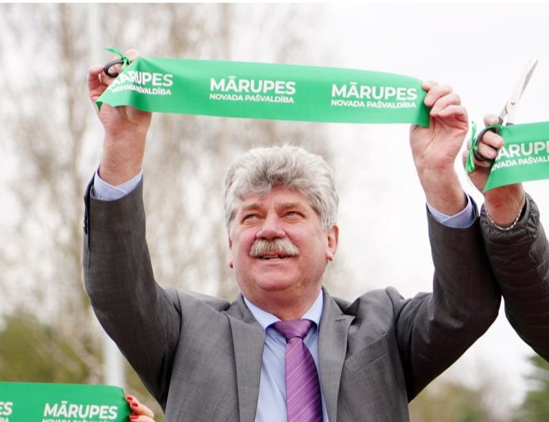Andrejs Ence iepriekš bijis Babītes novada domes priekšsēdētājs un Mārupes novada domes priekšsēdētājs. Šogad viņš ievēlēts par deputātu Mārupes novada domē no Latvijas Reģionu apvienības.