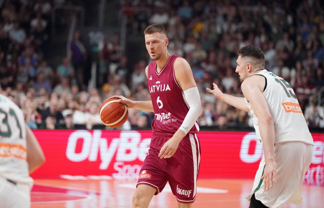 Latvijas basketbola izlases spēlētājs Kristaps Porziņģis (nr.6, sarkanā tērpā) pārbaudes spēlē basketbolā starp Latvijas un Lietuvas valstvienībām "Xiaomi arēnā".