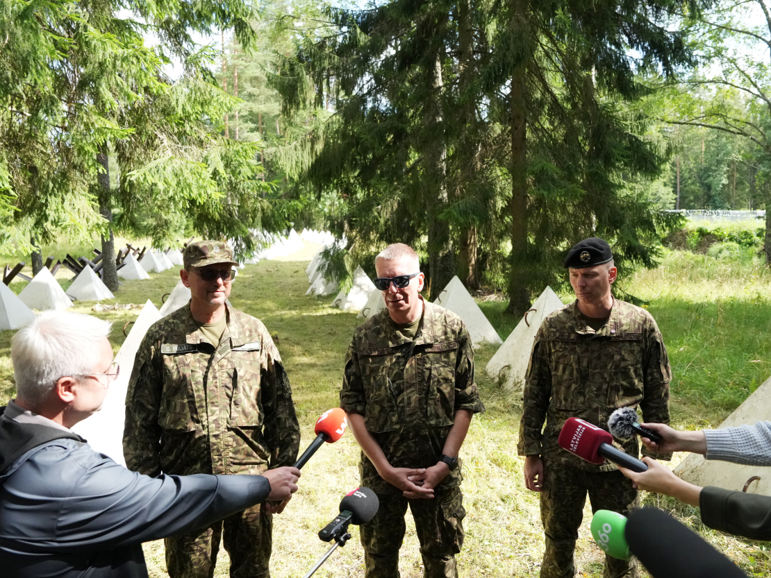 Valsts robežsardzes priekšnieks ģenerālis Guntis Pujāts (no kreisās), Valsts prezidents Edgars Rinkēvičs un Nacionālo bruņoto spēku komandieris brigādes ģenerālis Kaspars Pudāns atbild uz žurnālistu jautājumiem Latvijas austrumu robežas vizītes laikā, kurā iepazīstas ar robežas stiprināšanas progresu uz Latvijas-Krievijas robežas netālu no "Draudzības kurgāna" Ludzas novadā.