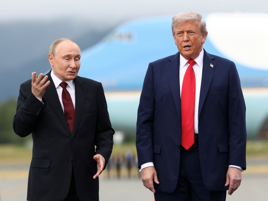 ASV prezidents Donalds Tramps Aļaskā uzņēma Krievijas diktatoru Vladimiru Putinu, kuram šis bija pirmais brauciens uz rietumvalstīm kopš 2022. gadā sāktā pilna mēroga iebrukuma Ukrainā. Trampa solis ir mazinājis Krievijas starptautisko izolāciju, bet nav skaidrs, vai tas ir pietuvinājis mieru Ukrainā.
