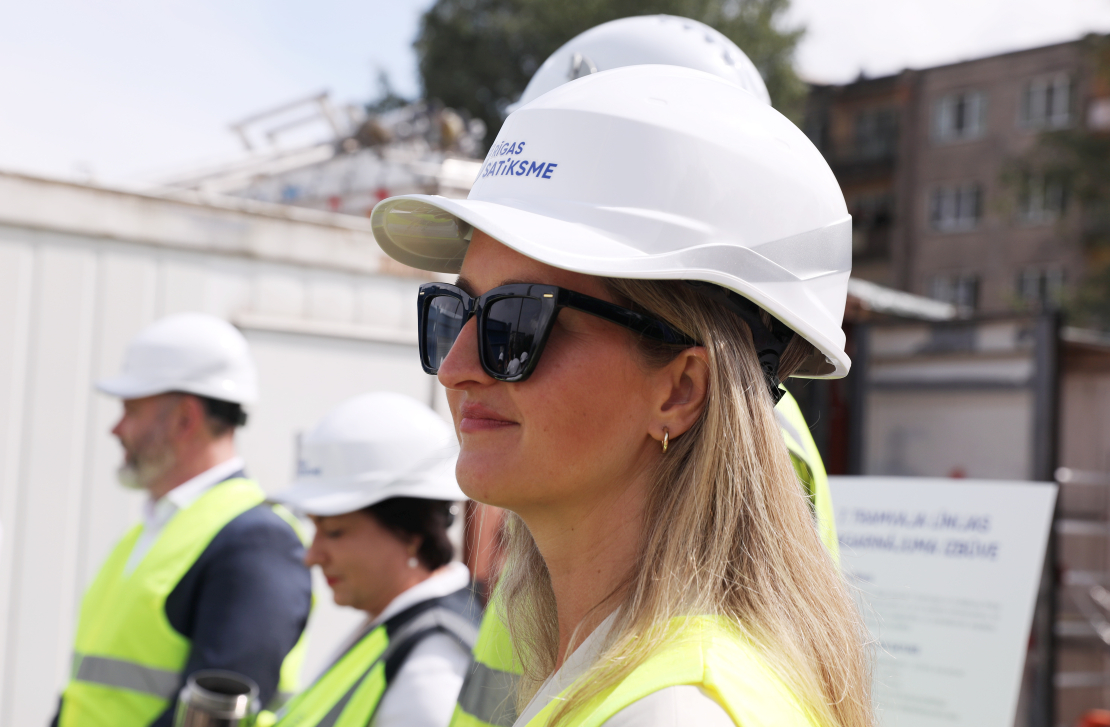 Rīgas domes Satiksmes un transporta lietu komitejas vadītāja Marta Kotello piedalās 7.tramvaja līnijas pagarinājuma dispečeru ēkas pamatos laika kapsulas iemūrēšanas pasākumā.