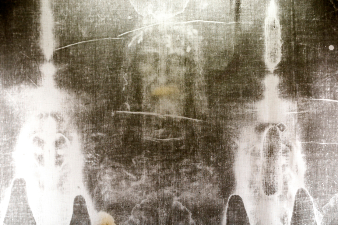 Turīnas līķauta fragments negatīvā. Līķauts, domājams, tika izmantots, lai ietītu Jēzus ķermeni pēc viņa nāves. Uz tā ir saglabājies cilvēka attēls, kas, iespējams, ir paša Kristus nospiedums. Līķauts tiek raksturots kā gaiša linu drāna, kuras garums ir 4,34 metri un platums 1,09 metri.