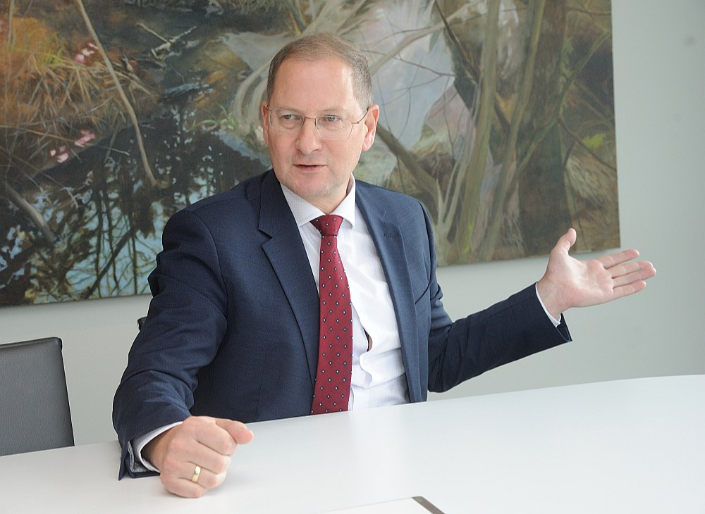 Edgars Voļskisː "Es savā promocijas darbā rakstīju par to, ka, sākot no 2025. gada, Latvijas tautsaimniecībā vajadzēs vismaz 100 000 oficiāli nodarbinātu trešo valstu iedzīvotāju. Paskatieties, kas notiek uz ielām – viņi jau ir atbraukuši, neredzamā tirgus roka viņus ir nodrošinājusi. Taču ir ārkārtīgi svarīgi, lai viņi ir legāli nodarbināti un darbojas tādā pašā nodokļu ietvarā kā mēs. Tirgus pats ir nokārtojis, ka brīvais darbaspēks ir atbraucis. Bet vai mēs to esam integrējuši nodokļu sistēmā?"