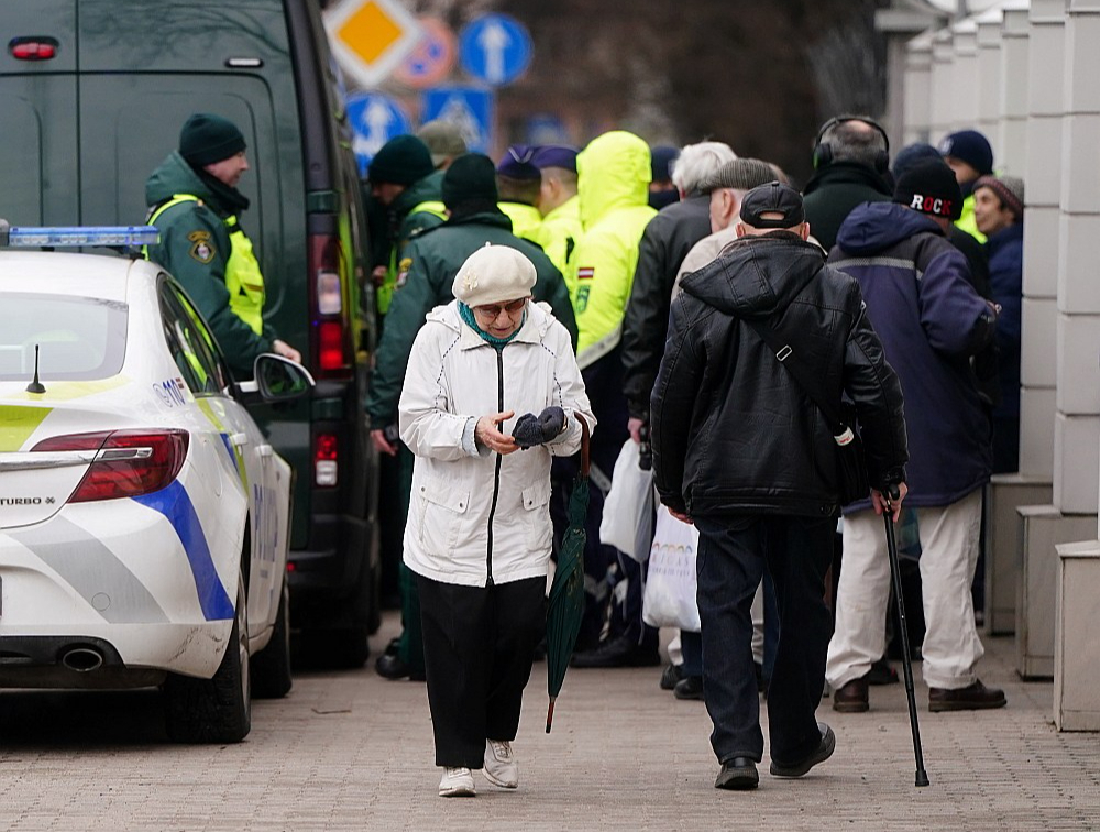 Krievijas pensionāri ne vien saņem pensijas, bet arī piedalās šīs valsts politiskajos procesos. Par to varēja pārliecināties arī 2024. gada 17. martā, kad daudzi bija ieradušies Krievijas vēstniecībā, lai atdotu savu balsi Krievijas prezidenta vēlēšanās.