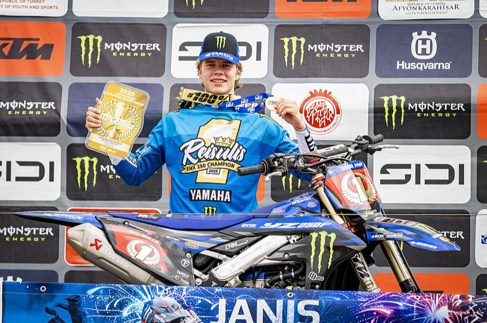 Jānis Reišulis ar Eiropas čempionāta EMX250 klases čempiona medaļu.
