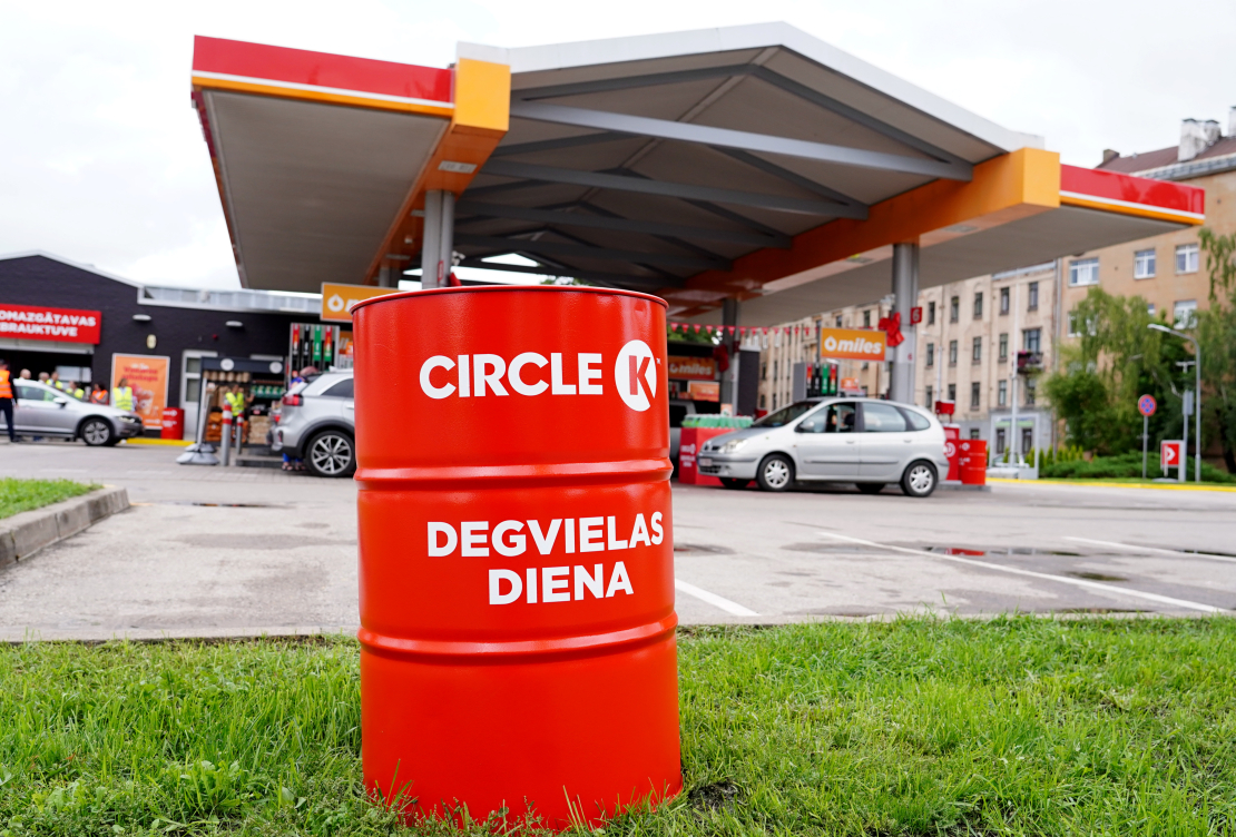 Degvielas uzpildes stacija "Circle K", kur degvielai samazināta cena par 0,15 eiro litrā.