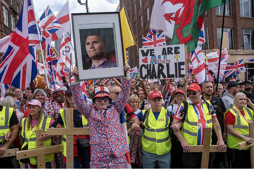 Imigrācijas pretinieku protesta akcijas dalībnieki Londonā sestdien pieminēja arī pagājušajā nedēļā nogalināto amerikāņu konservatīvo aktīvistu Čārliju Kērku.