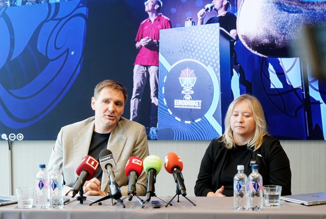Latvijas Basketbola savienības (LBS) ģenerālsekretārs Kaspars Cipruss un FIBA Eurobasket2025 pasākuma menedžere Maruta Eglīte piedalās LBS un Eiropas basketbola čempionāta organizētāju rīkotajā preses konferencē, kurā informē par pirmajiem sacensību secinājumiem.
