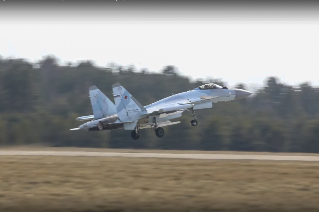 Lidmašīna "Su-27".