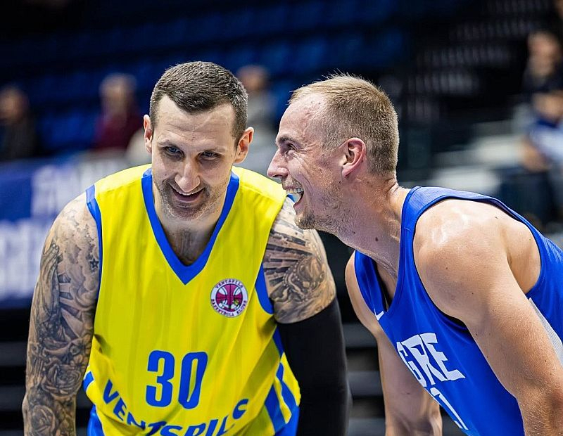 Latvijas basketbola veterāni – ventspilnieks Ronalds Zaķis (no kreisās) un ogrēnietis Kristaps Dārgais – sezonu sagaida labā noskaņojumā. Pārbaudes mačā "Ventspils" uzvarēja ar 85:83.