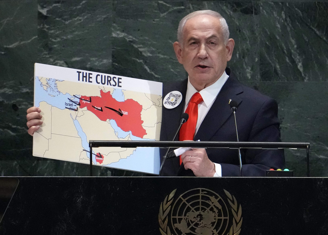 Izraēlas premjerministrs Benjamins Netanjahu tur rokās karti, uzstājoties ANO Ģenerālās asamblejas Ģenerāldebatēs Apvienoto Nāciju Organizācijas galvenajā mītnē Ņujorkā 2025. gada 26. septembrī.