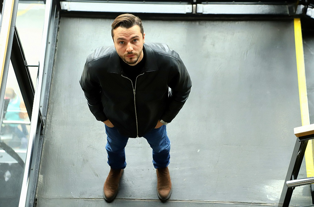 Raitis Stūrmanis bijis filmas "Kriminālās ekselences fonds" fans kopš laika, kad to vēl tikai plānoja filmēt. "Stāsts likās ļoti interesants, gribējās iesaistīties, jo toreiz bija iespēja nopirkt filmā lomu," saka Raitis. Uz lomām filmā "Tumšzilais evaņģēlijs" pieteicās vairāk nekā septiņi tūkstoši cilvēku, viņu vidū arī Raitis Stūrmanis. Viņš tika pie galvenās lomas.