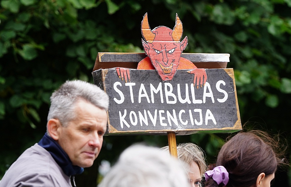 Latvijā Eiropas Padomes Konvencija par vardarbības pret sievietēm un vardarbības ģimenē novēršanu un apkarošanu jeb tā dēvētā Stambulas konvencija stājās spēkā pagājušā gada 1. maijā. Ceļš uz dokumenta ratifikāciju Saeimā bija ilgs, bijušas un joprojām notiek protesta un atbalsta akcijas no dažādām grupām. Attēlā: pikets pie Ministru kabineta pret Stambulas konvenciju 2023. gada 8. augustā.