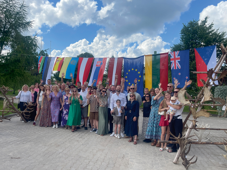 Daudznacionālā briežaudzētāju komanda šāgada jūlijā Mores pagasta "Saulstaros".