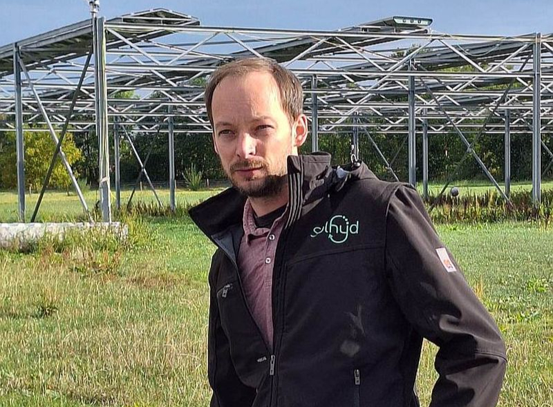 "Lai gan elektrolīzes process mums nav efektīvāks kā citiem, uz citu sistēmas elementu un īpašību rēķina mūsu iekārta kopumā spēj darboties gandrīz divas reizes efektīvāk. Piemēram, citās sistēmās izmantojamais ūdens ir jādestilē, bet mūsu sistēma darbojas ar ūdeni, kas absorbēts no gaisa," skaidro pētnieks Jans Ronžē, viens no uzņēmuma "Solhyd" īpašniekiem. "Solhyd" pirmsākumi meklējami Lēvenes Universitātes paspārnē.