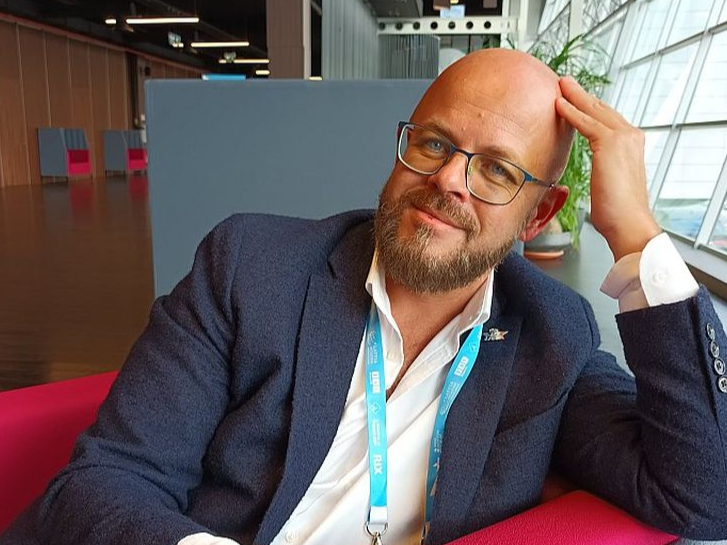 "Es nedrīkstu izcelt vienu vai otru aviokompāniju, varu vērtēt tikai industriju kopumā. Tāda ir IATA darba specifika un ētika. Tomēr to gan varu pateikt – "Air Baltic" Latvijai kaut vai no saimnieciskā pienesuma viedokļa ir daudz svarīgāks uzņēmums, nekā daudzi cilvēki to apzinās. Protams, ka uzņēmuma attīstībā ir bijušas kļūdas. Taču šī uzņēmuma stāsts kopumā, manuprāt, sabiedrībai nav pārāk veiksmīgi izstāstīts," saka Starptautiskās Gaisa transporta asociācijas (IATA) Eiropas lietu direktors Raimonds Gruntiņš.