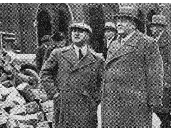 K. Ulmanis novērtē Doma laukuma bruģēšanu 1935. gada novembrī.