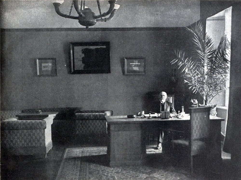 Valsts prezidents Jānis Čakste savā kabinetā 1925. gadā.