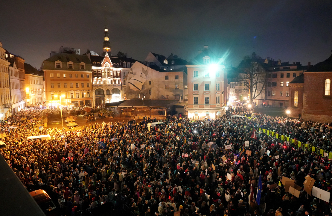 Doma laukumā notiek protests "Nosargāsim Māti Latviju" pret izstāšanos no Eiropas Padomes Konvencijas par vardarbības pret sievietēm un vardarbības ģimenē novēršanu un apkarošanu (Stambulas konvencijas).
